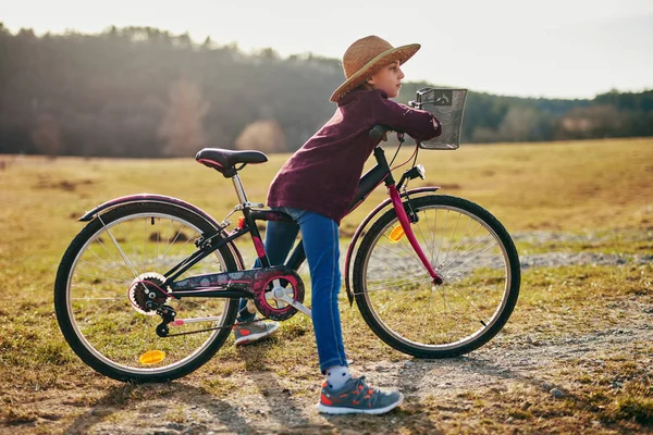 귀여운 작은 10 살 소녀 승마 자전거 에 시골. — 스톡 사진