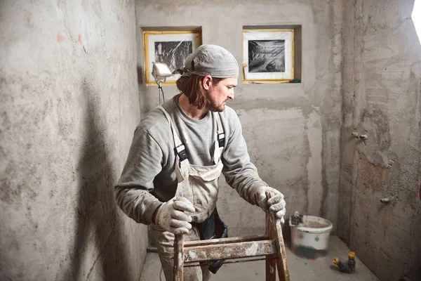 Trabajador de la construcción enyesado paredes de yeso dentro de la casa . — Foto de Stock