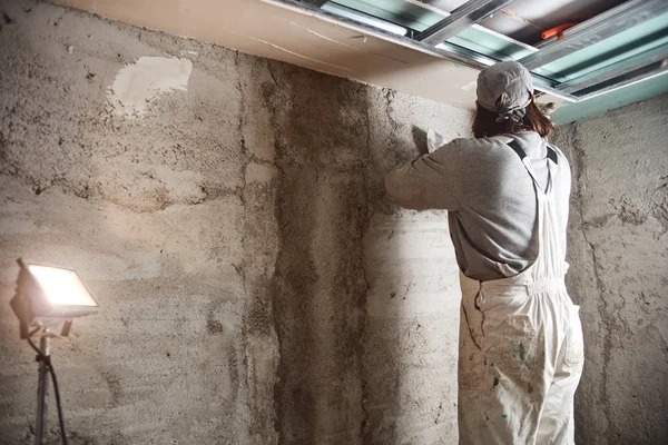 Construction worker plastering gypsum walls inside the house. — Stock Photo, Image