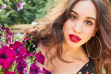 Yaz aylarında açık havada zevk genç kadın.