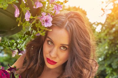 Yaz aylarında açık havada zevk genç kadın.