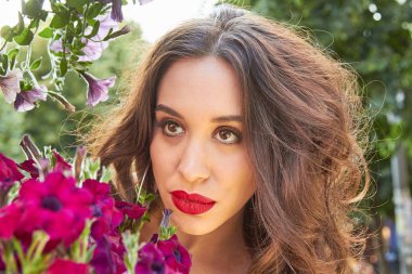 Yaz aylarında açık havada zevk genç kadın.