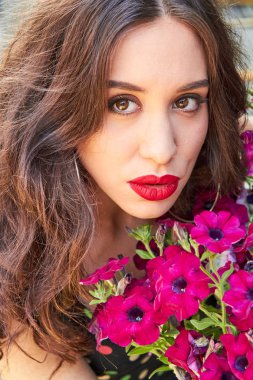 Yaz aylarında açık havada zevk genç kadın.