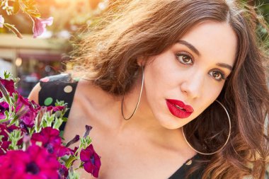 Yaz aylarında açık havada zevk genç kadın.