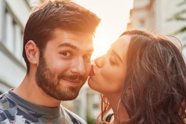 Sokak üzerinde sevimli genç çift açık havada.