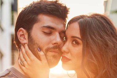 Sokak üzerinde sevimli genç çift açık havada.