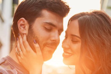 Sokak üzerinde sevimli genç çift açık havada.