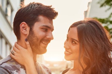 Sokak üzerinde sevimli genç çift açık havada.