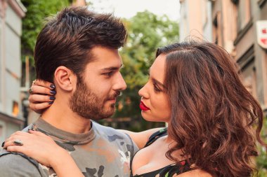 Sokak üzerinde sevimli genç çift açık havada.