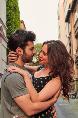 Sokak üzerinde sevimli genç çift açık havada.