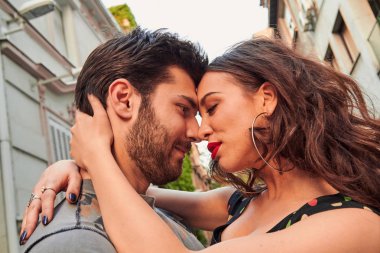 Sokak üzerinde sevimli genç çift açık havada.