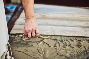 Bir katta seramik fayans tesviye. Sığ alan derinliği.