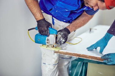 İki tamirci birlikte çalışan bir ev yenileme.