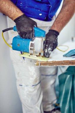 İki tamirci birlikte çalışan bir ev yenileme.