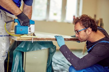 İki tamirci birlikte çalışan bir ev yenileme.