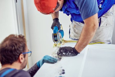 İki tamirci birlikte çalışan bir ev yenileme.
