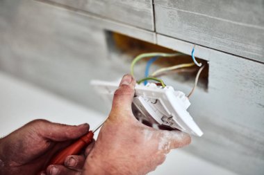 Elektrik tamir/sabitleme kabloları duvar.