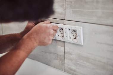 Elektrik tamir/sabitleme kabloları duvar.