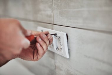 Elektrik tamir/sabitleme kabloları duvar.