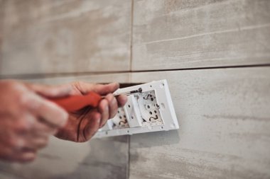 Elektrik tamir/sabitleme kabloları duvar.