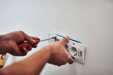 Elektrik tamir/sabitleme kabloları duvar.
