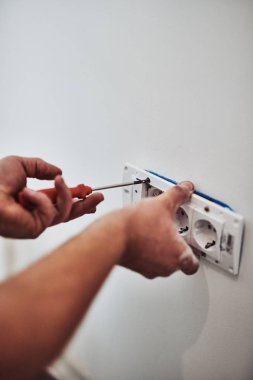Elektrik tamir/sabitleme kabloları duvar.