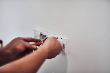 Elektrik tamir/sabitleme kabloları duvar.