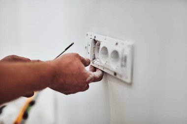 Elektrik tamir/sabitleme kabloları duvar.