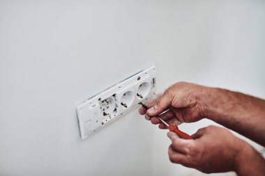 Elektrik tamir/sabitleme kabloları duvar.