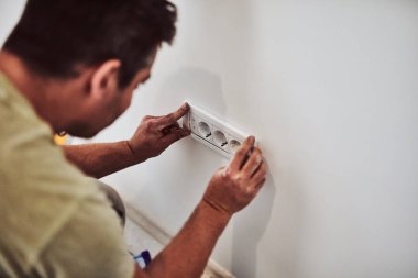 Elektrik tamir/sabitleme kabloları duvar.