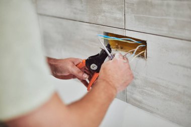 Elektrik tamir/sabitleme kabloları duvar.