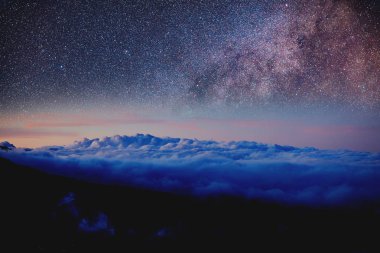 Yıldızlar ve dağ siluetleri.