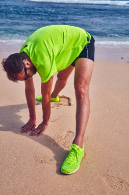 Tropikal kumlu plajda uzanan Sportsman.
