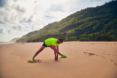 Tropikal kumlu plajda uzanan Sportsman.