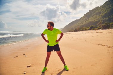 Tropikal kumlu plajda uzanan Sportsman.