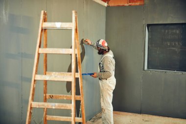 Kapalı bir boya fırçası ile boyama duvarları Boyama.