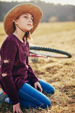 Kırsal çayırda bisiklet ile Sevimli küçük on yaşındaki kız