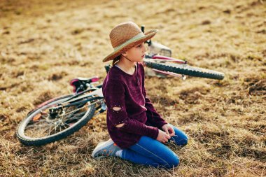 Kırsal çayırda bisiklet ile Sevimli küçük on yaşındaki kız