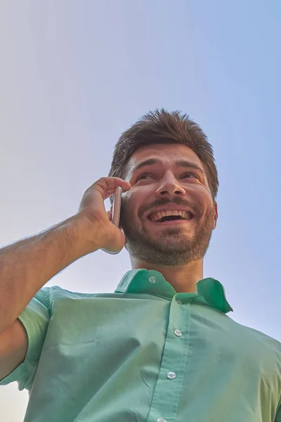 Snygg man med smartphone på gatan. — Stockfoto