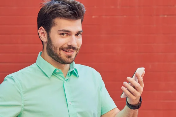 Hombre guapo usando smartphone en la calle . —  Fotos de Stock