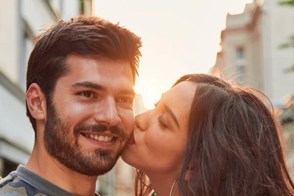 Linda pareja joven al aire libre en la calle . — Foto de Stock