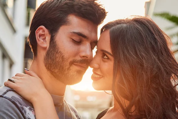 Bonito jovem casal ao ar livre na rua . — Fotografia de Stock