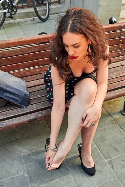 Young woman with pan in the feet from high heels. — Stock Photo, Image