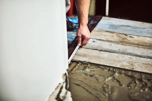 Utjämning keramiska plattor på ett golv. Grunt skärpedjup. — Stockfoto