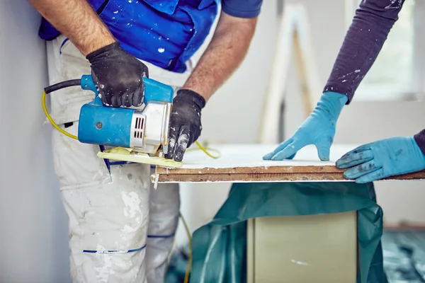 Two handymen working together on a house renovation. — Stock Photo, Image