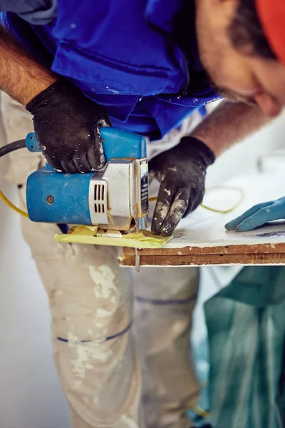 Dos manitas trabajando juntos en una renovación de la casa . — Foto de Stock