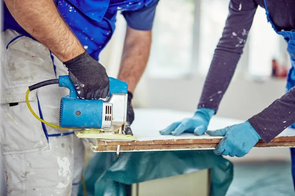 Dos manitas trabajando juntos en una renovación de la casa . — Foto de Stock