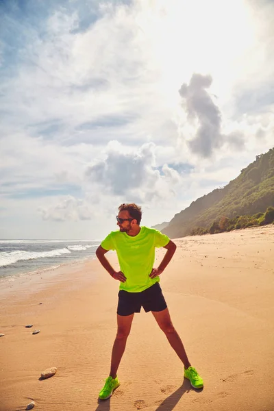 Sportivo che si estende su una spiaggia di sabbia tropicale . — Foto Stock