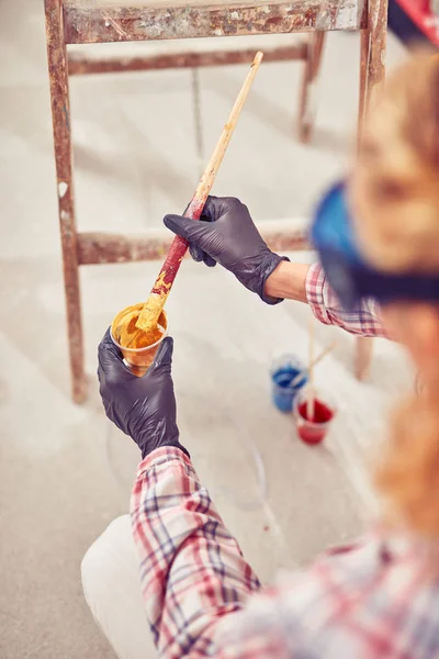 Working woman plastering / painting walls inside the house. — Stock Photo, Image