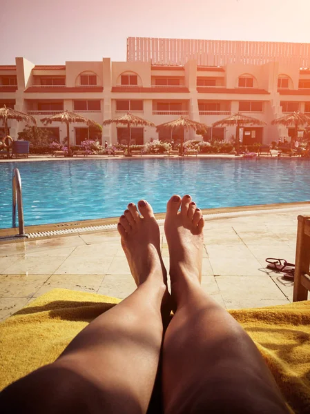 Enjoying summer time vacation near the swimming pool. — Stock Photo, Image